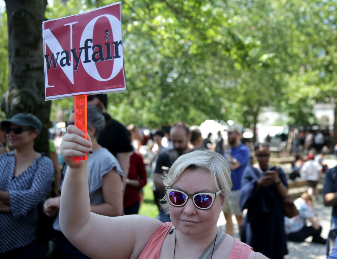 Según el diario The Boston Globe, la gerencia de Wayfair rechazó las demandas de los empleados en una nota interna. "También creemos en la importancia de respetar la diversidad de pensamiento dentro de nuestra organización y en toda nuestra base de clientes", se lee en la carta sin firmar, citada por el diario y publicada en 
<a href="https://twitter.com/wayfairwalkout"><u>@Wayfairwalkout</u></a>.