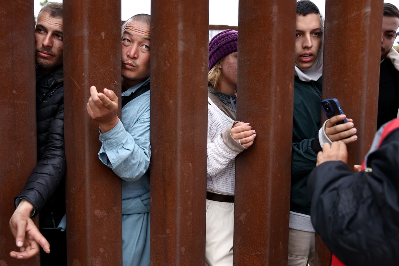 Envío de migrantes a 5 ciudades y más deportaciones exprés: el gobierno de Biden anuncia nuevos cambios a la política de asilo