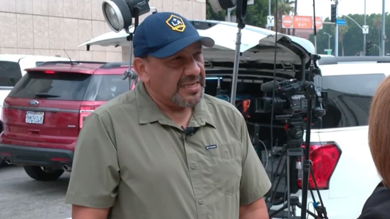Camarógrafo de Univision es impactado por una bala de goma durante las protestas en Los Ángeles