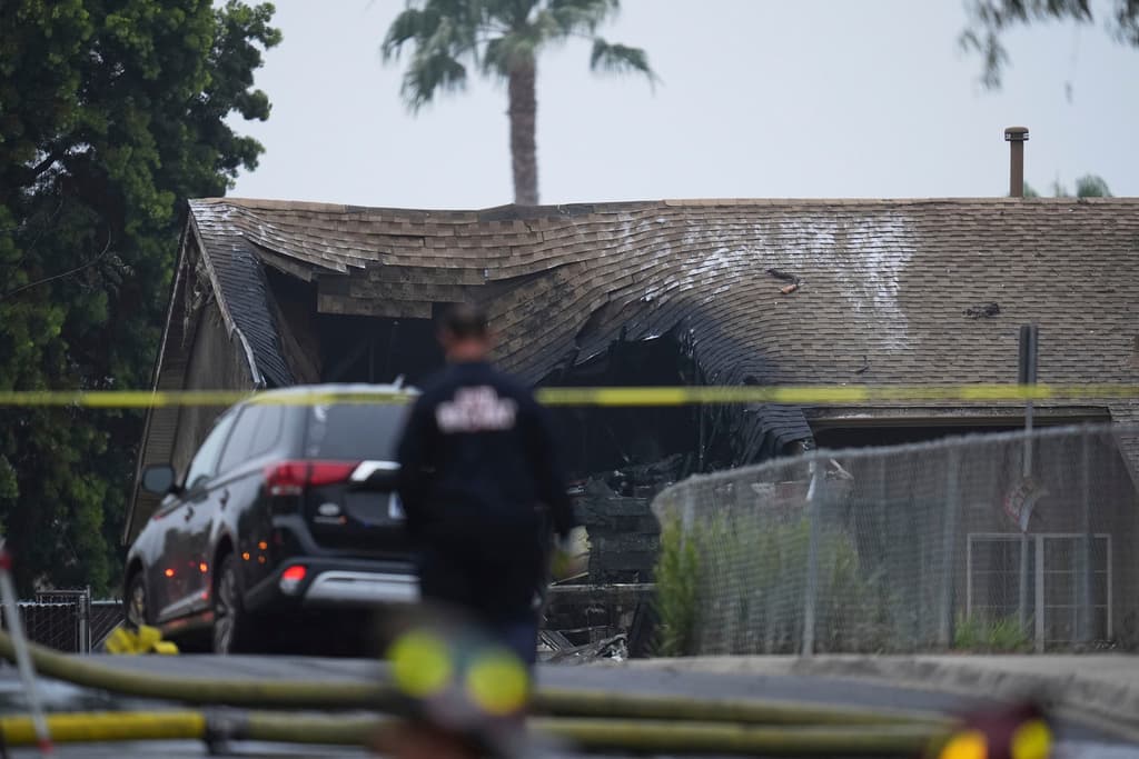 El subjefe del Departamento de Bomberos de San Diego, el comandante Dan Eddy, informó a media mañana, durante una breve conferencia de prensa, que sospechan que
<b> la avioneta impactó los cables del tendido eléctrico </b>antes de caer en la calle.