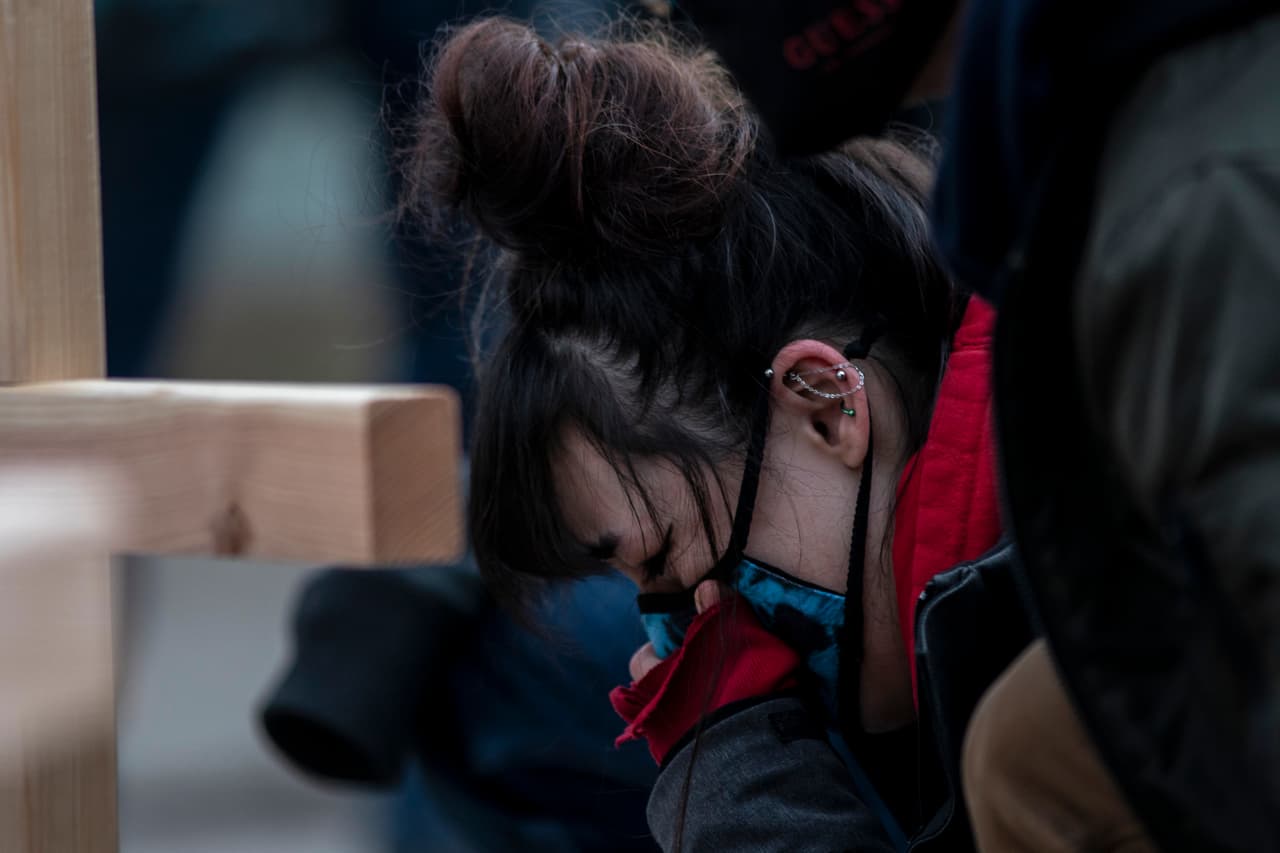 Esta mujer llora por las víctimas del tiroteo ocurrido la tarde del lunes en Boulder, a unas 25 millas (40 kilómetros) al noroeste de Denver, sede de la Universidad de Colorado. El autor de los disparos ha sido identificado como 
<b>Ahmad Al Aliwi Alissa, de 21 años, procedente de</b> Arvada, Colorado. 
<b>"Enfrenta cargos por 10 asesinatos en primer grado", </b>dijo la jefa de policía Maris Herold.