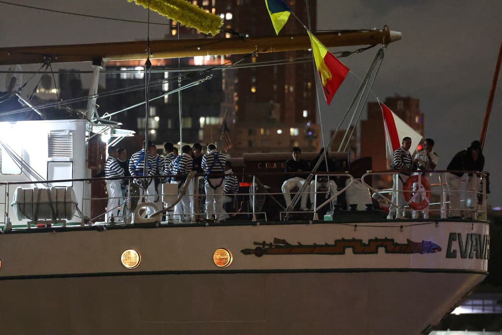 Por su parte, la Secretaría de la Marina de México, explicó en 
<b><a href="https://x.com/SEMAR_mx/status/1923907149178032631" target="_blank">un comunicado que colgó en la red social X</a></b>, que "durante
<b> la maniobra de zarpe</b> del velero Cuauhtémoc en Nueva York, se registró 
<b>un percance con el puente de Brooklyn </b>que provocó daños al Buque Escuela, impidiendo por el momento la continuación del crucero de instrucción".