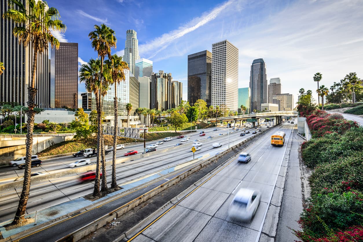 <h3 class="cms-H3-H3">3.- Los Angeles, California</h3>
<br>
<br>
<b>Costo promedio anual:</b> $1,211
<br>
<b>Tiempo promedio de traslado al trabajo:</b> 31 minutos
<br>
<b>Horas perdidas en el tráfico al año: </b>62
<br>