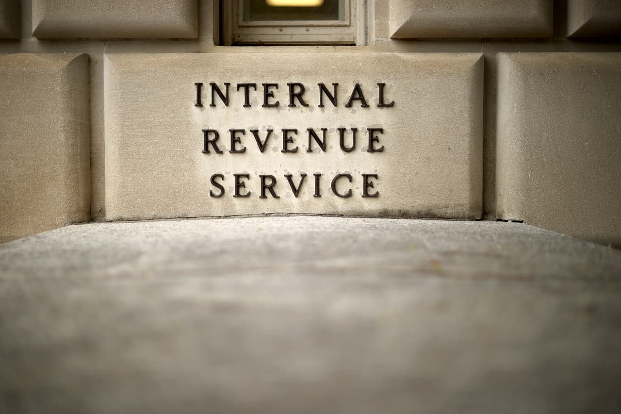 <b>¿Quiénes no son elegibles al 'cheque'?</b> Como precisamos anteriormente, los contribuyentes que pagan impuestos usando un número ITIN han quedado fuera del paquete de ayuda federal. Asimismo, 
<b><a href="https://www.univision.com/noticias/dinero/estas-personas-no-recibiran-el-cheque-de-ayuda-financiera-por-la-pandemia-del-coronavirus">estos grupos de personas que detallamos en esta nota:</a></b> los jóvenes de 17 años o más, las personas discapacitadas y adultos mayores que figuran como dependientes en una declaración de impuestos, las personas con una deuda de manutención de menores en mora. Asimismo, las personas que superan 
<b><a href="https://www.univision.com/noticias/dinero/estas-personas-no-recibiran-el-cheque-de-ayuda-financiera-por-la-pandemia-del-coronavirus">estos ingresos brutos anuales. </a></b>