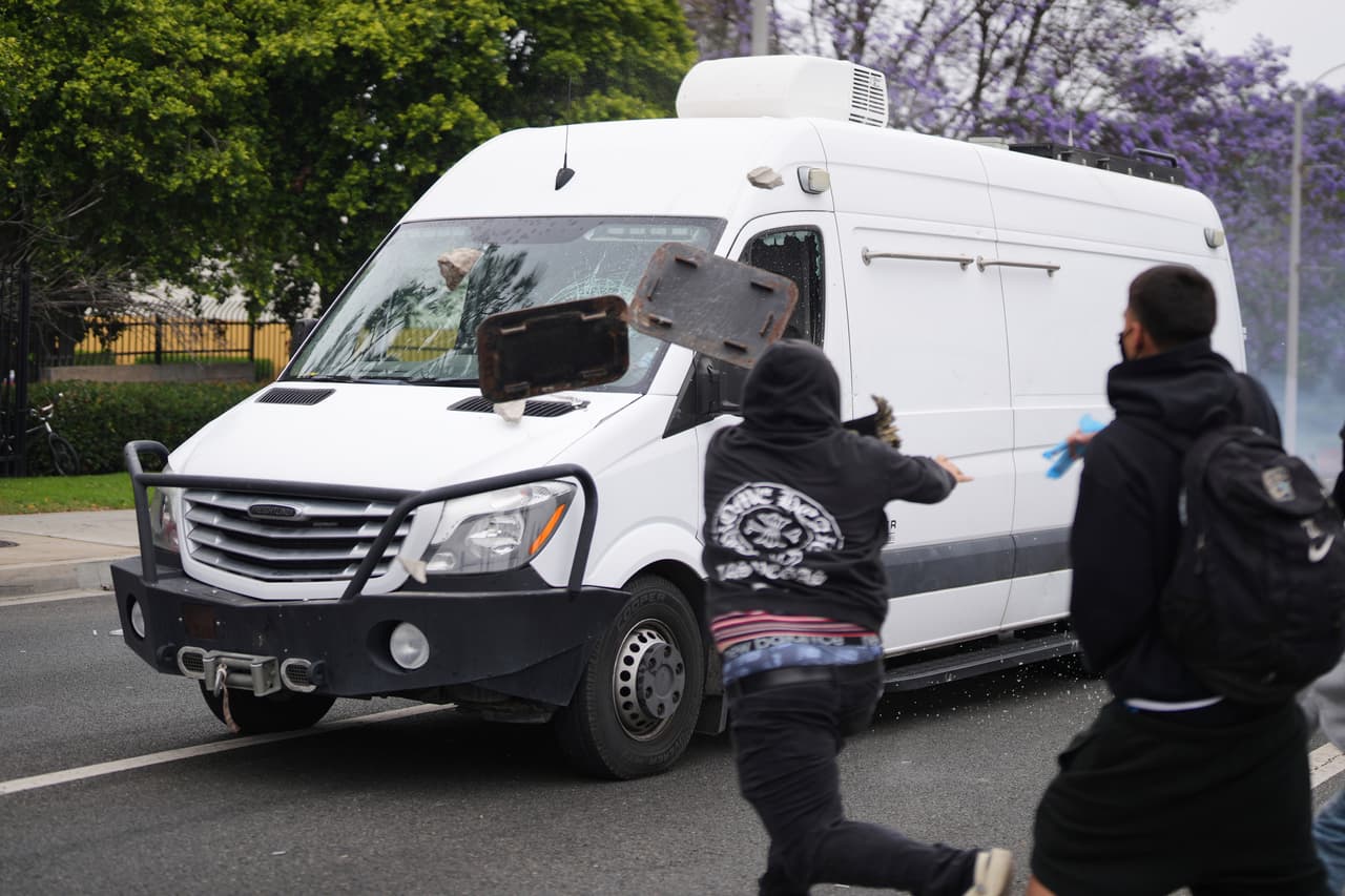 Estas acciones forman parte del aumento de operativos migratorios impulsados por la administración del expresidente 
<b>Donald Trump</b>, que prometió 
<b>deportaciones masivas</b> y ha intensificado los arrestos en todo el país, con un promedio de 
<b>1,600 detenciones diarias</b>, según ICE.
<br>
<br>El clima de tensión y temor continúa en la ciudad, mientras organizaciones civiles alertan que las redadas podrían intensificarse en los próximos días.
<br>
<br>(AP Photo/Eric Thayer)