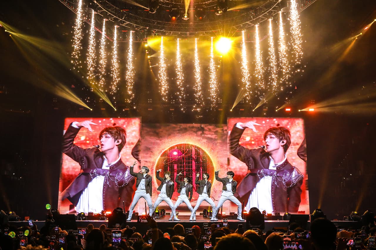 Con un opening explosivo, los chicos dieron inicio a su concierto con su tema, “Deja Vu”, el cuál forma parte su más reciente proyecto “Minisode 3: Tomorrow”.