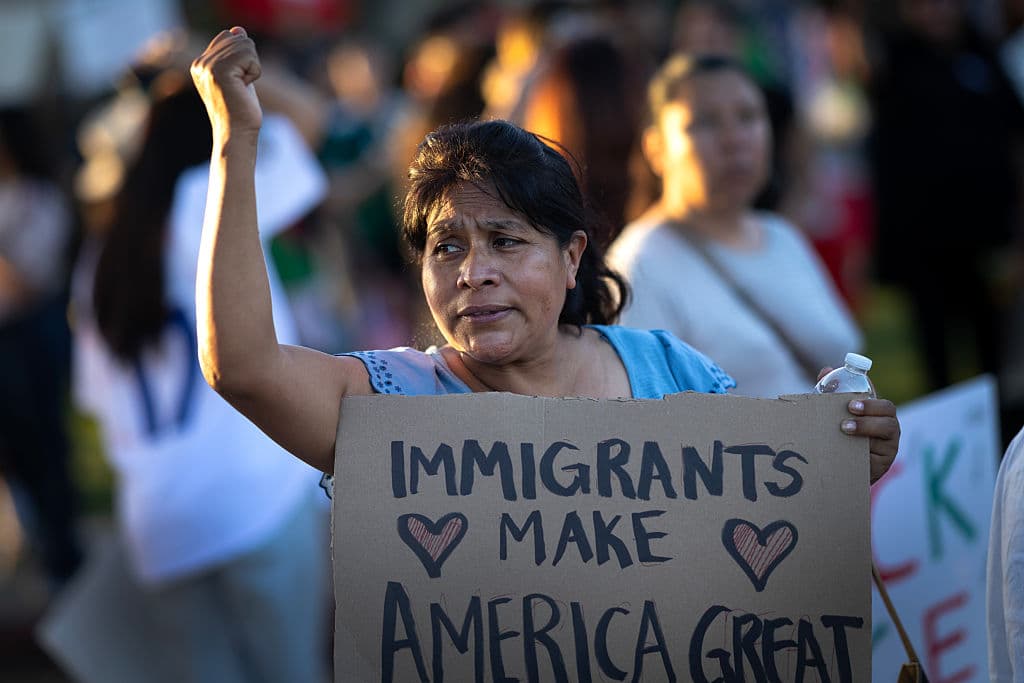 Múltiples familias formaron parte de la protesta contra los operativos de ICE en Pico Rivera, una ciudad habitada en más de 90% por hispanos.
<br>
<br>Datos del Censo reportan que 
<b><a href="https://www.census.gov/quickfacts/fact/table/picoriveracitycalifornia/AGE135223" target="_blank">en 2024, Pico Rivera tenía 59,363 habitantes</a></b>, de los cuales 
<b>53,723 se identifican como hispanos o latinos.</b>
<br>
<br>A la manifestación, esta mujer llevó su pancarta recordando que "los inmigrantes hacen grande a América (EEUU)".