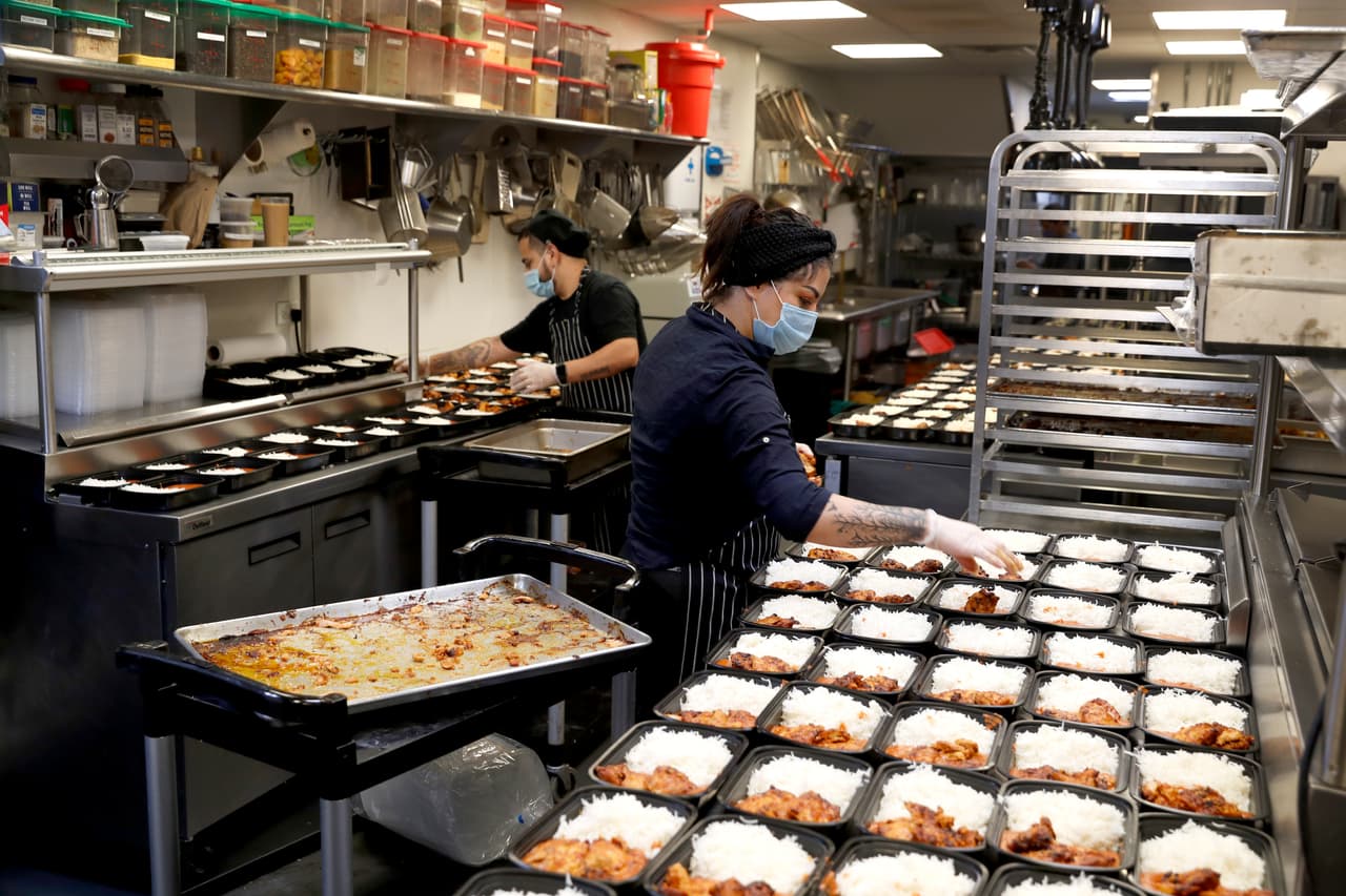 <b>Puesto 9: Illinois.</b> Reportó una de las tasas de desempleo más altas del país en junio de 2020, 14,6%. El pago semanal promedio por desempleo de Illinois era de 357 dólares antes de la pandemia pero el salario semanal promedio es de los más altos de la nación (1,080 dólares), así que el beneficio semanal por desempleo cubre menos de un tercio de este monto.