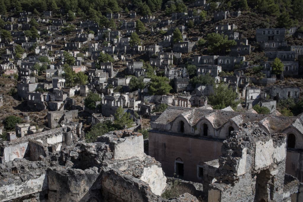 <b>Kayakoy, Turquía. </b> Antes se la llamaba Levissi y era una localidad de unos 10,000 habitantes hasta la década del 1920. Desde sus orígenes (aproximadamente en el siglo XIV), pacíficamente cohabitaban musulmanes de Anatolia (Turquía) y cristianos ortodoxos griegos. 
<b>Cuando se desató la guerra greco-turca (entre 1919 y 1923), miles de habitantes fueron expulsados debido a su religión</b> y realizaron un intercambio debido a que ambos países buscaban mantener un solo credo. Así, 
<b>los cristianos marcharon mayormente a Grecia y los musulmanes a Turquía. </b>Un terremoto en la década de 1950 terminó por destruir la localidad expulsando a los pocos habitantes que quedaban. 
<br>
<br> 
<br>