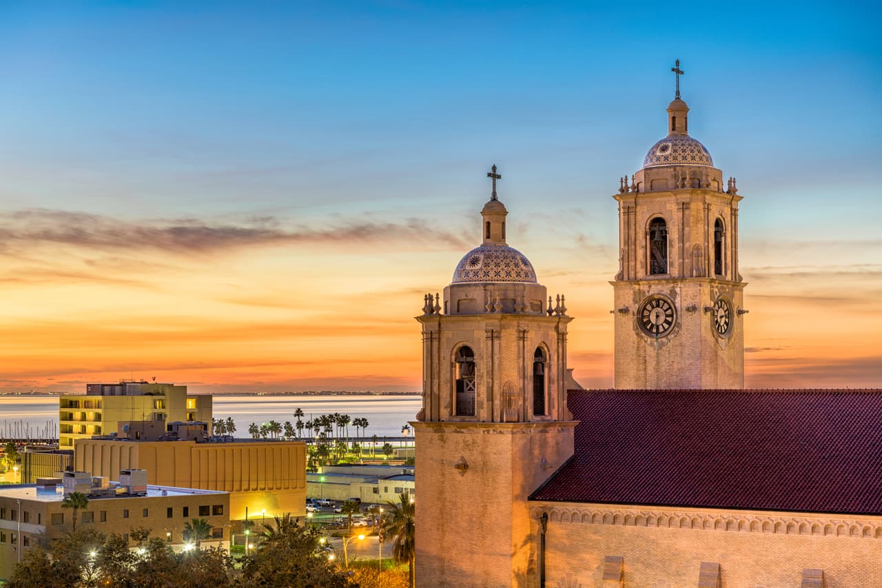 <b>Puesto 9: Corpus Christie, Texas.</b> 7.0 crímenes violentos y 33.7 delitos contra la propiedad. En esta ciudad el 16.6% de la población se encuentra por debajo de la línea de pobreza. Según el estudio, el 80% de las áreas metropolitanas más peligrosas superan el promedio nacional (13.1%) de personas que viven por debajo del umbral de la pobreza .
<br>
