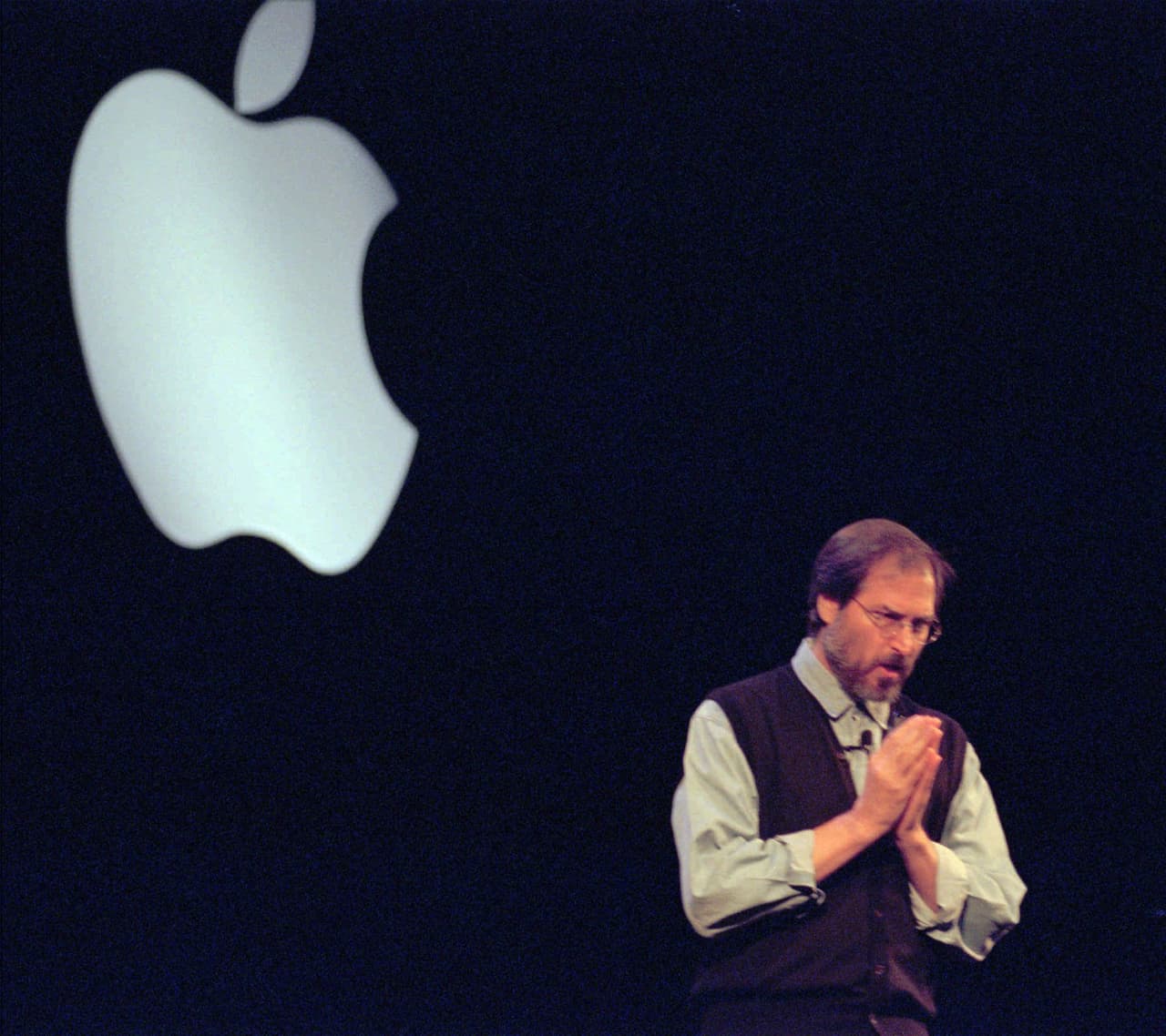 De la mano de su campaña, el regreso de Jobs fue también la apuesta por una estética simple y limpia que se impondría desde el mismo vestuario de su director, que solía ir de jeans y buso cuello de tortuga negro, hasta en los mismos productos.