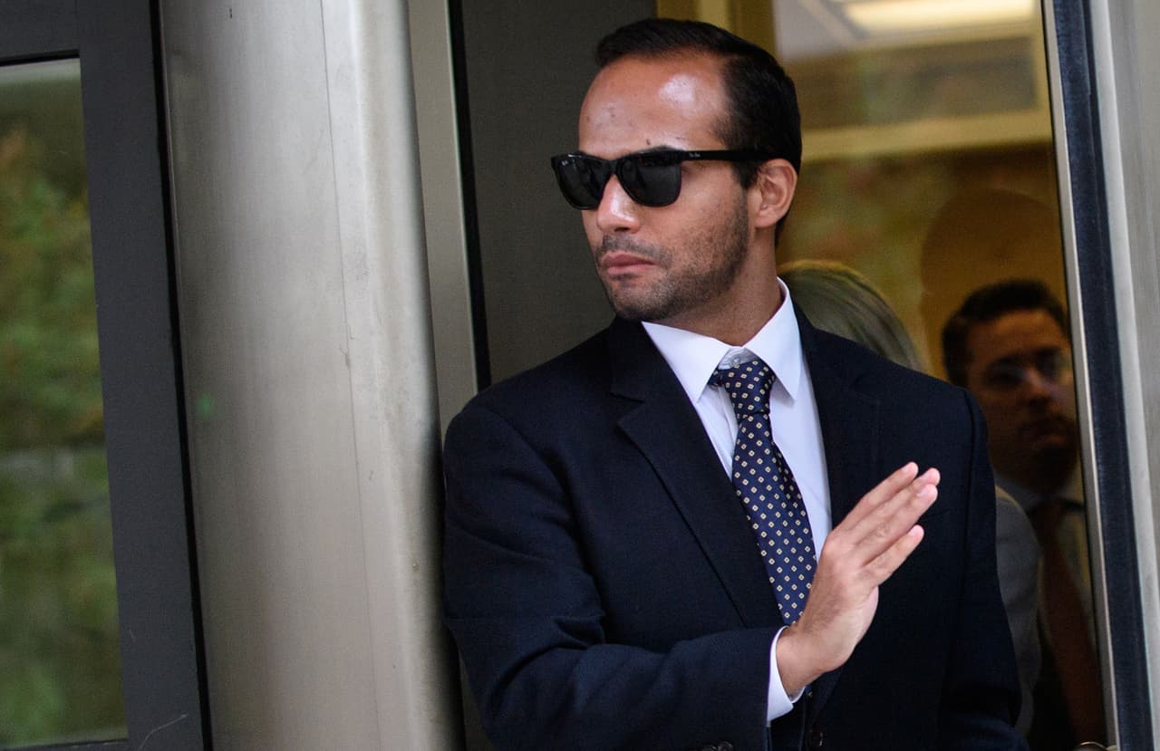 <b>Puesto 1. George Papadopoulos</b>, ex asesor de política exterior de la campaña de Trump. Fue arrestado en julio de 2017 y se declaró culpable en octubre de 2017 de hacer declaraciones falsas ante el FBI. 
<a href="https://www.univision.com/noticias/politica/rusiagate-condenan-a-14-dias-de-carcel-a-george-papadopoulos-ex-asesor-de-campana-de-trump">Obtuvo una sentencia de 14 días. </a>