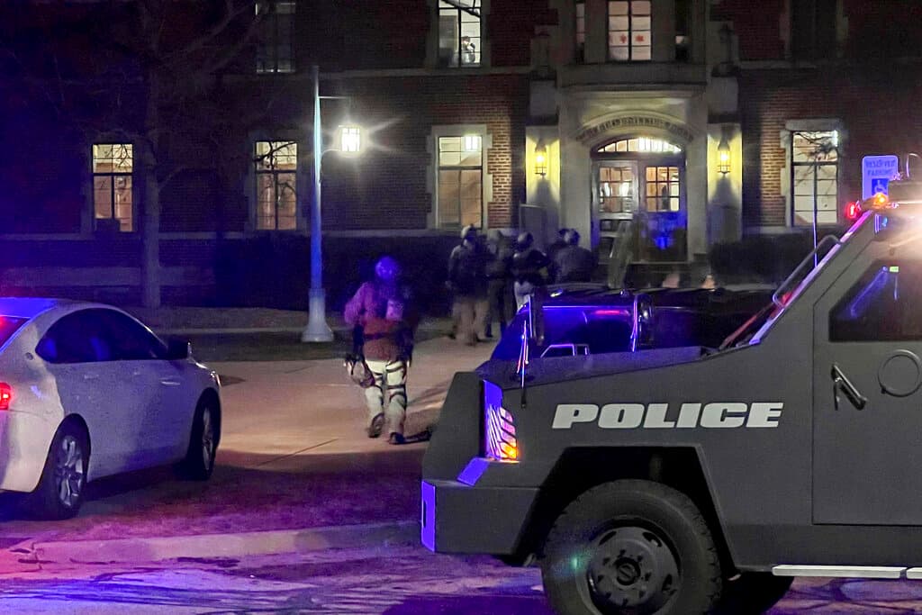 El atacante comenzó a disparar dentro de un edificio de la MSU al anochecer, indicó Chris Rozman, subjefe de la policía del campus. Algunos de los heridos están en peligro de muerte, indicó Rozman. El hombre armado posteriormente se desplazó a pie a un edificio cercano donde realizó más disparos.