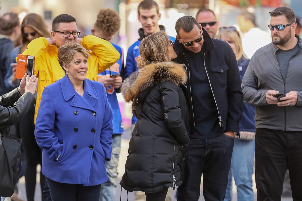 La mayor sorpresa fue que en ese momento con 
<b><a href="http://www.univision.com/entretenimiento/jennifer-lopez-le-presenta-a-su-mama-a-alex-rodriguez">ellos estaba la madre de la cantante</a>, </b>Guadalupe.