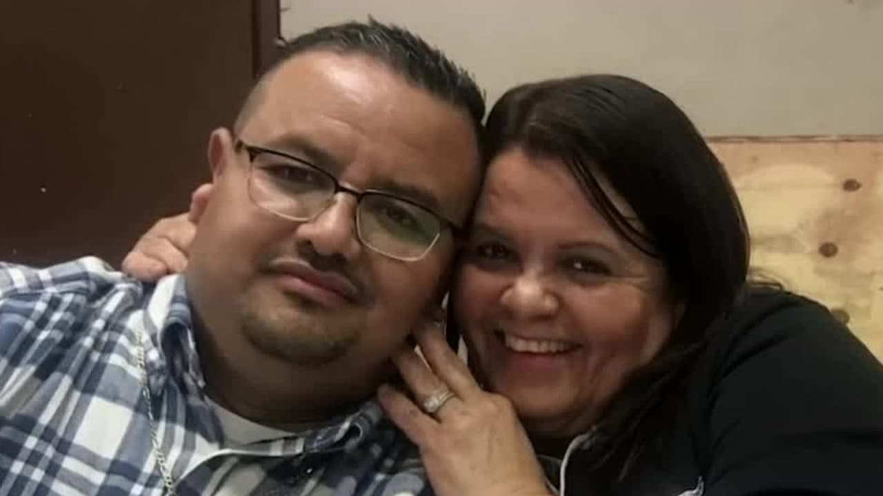 <b>Hispano asegura que fue deportado por error y pide volver a EEUU para sepultar a su esposa</b>
<br>
<br>Ubaldo Clemente compartió su vida durante más de 20 años con Gladys, quien murió de coronavirus. Él asegura que su proceso migratorio fue detenido y que ahora ni siquiera lo dejan ir a despedirse de la persona que amó.
