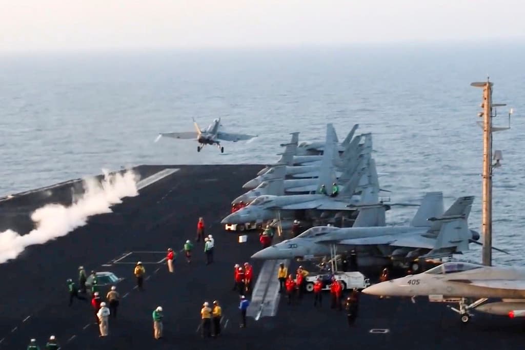 Esta imagen tomada de un video proporcionado por la Armada de Estados unidos muestra un avión despegando del portaaviones USS Harry S. Truman en el mar Rojo antes de ataques aéreos en Saná, Yemen, el sábado 15 de marzo de 2025.