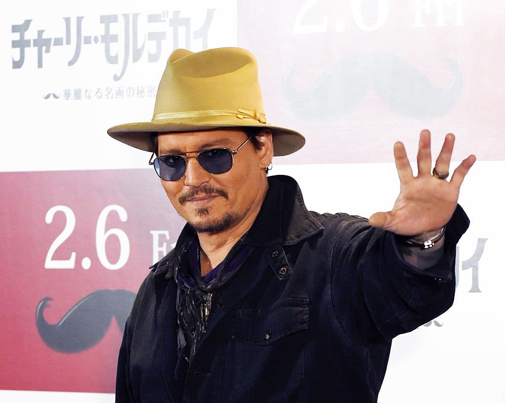 Johnny Depp en The Lone Ranger (2013) 
<br>Durante una escena a caballo Johnny fue lanzado a medio galope y después pisado por el animal, por suerte no pasó a mayores y el actor solo obtuvo un moretón en el estómago.
<br>