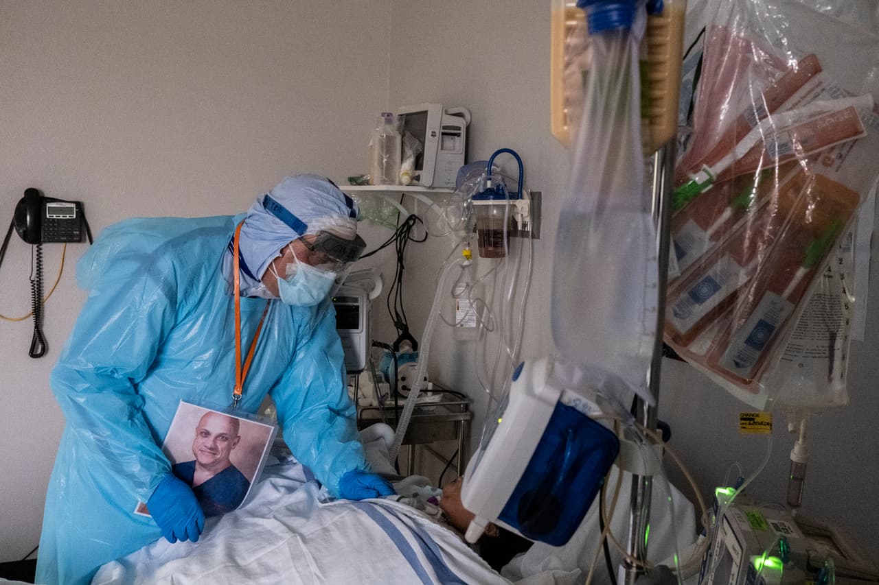 Varon apareció en CNN un día antes de que fuera tomada la fotografía en CNN y señaló que la capacidad del hospital donde trabaja está casi al máximo. "Si no hacemos las cosas bien, Estados Unidos verá los días más oscuros en la historia médica estadounidense moderna", dijo. "Mi hospital está lleno. Acabo de abrir dos alas nuevas para poder alojarme durante los próximos días porque sé que mucha gente se va a enfermar después del Día de Acción de Gracias".