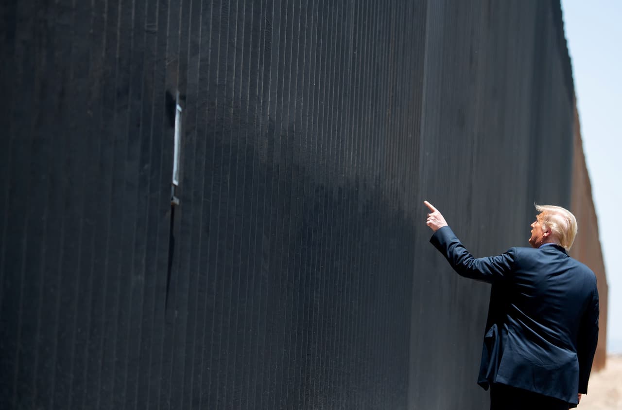 Desde el comienzo de su gestión, Trump ha intentado cumplir una de sus más resonantes promesas, un nuevo y “grandioso” muro fronterizo. Aunque solo ha logrado continuar algunas nuevas millas de la antigua valla, el mandatario ha impuesto limitaciones a la inmigración legal en varios frentes. En la fotografía Trump en la inauguración de un nuevo tramo de cerca fronteriza en San Luis, Arizona, el 23 de junio de 2020.
<br>