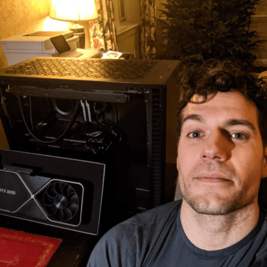 Lo cierto es que no fueron simples trabajos para el actor: en la vida real es más ñoño de lo que cualquiera podría pensar. Una de las tantas pruebas que nos ha dado es que en diciembre del 2020 armó su propia computadora ‘gamer’.