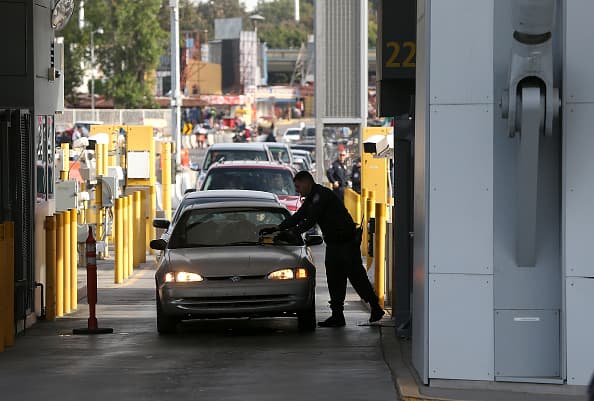 La Secretaría de Relaciones Exteriores ha informado sobre la decisión de extender el cierre parcial de la frontera un mes más.
<br>
<br>“El Gobierno de Estados Unidos nos ha informado sobre la decisión de extender el cierre parcial de la frontera un mes más”, indicó la SRE en Twitter. “México continuará con el diálogo bilateral y reitera que el ritmo acelerado de vacunación contra covid-19 en la frontera genera condiciones para avanzar en mutuo beneficio”, indicaron las autoridades.