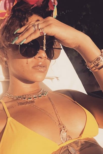 Hasta para tomar el sol, Rihanna lo hace con mucho estilo, el cual logra con estos envidiables accesorios.