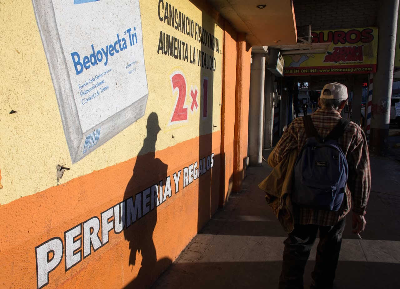 Armando Cortez, deportado de Estados Unidos, Camina cerca de la frontera del lado mexicano en Mexicali. Los nuevos migrantes deportados deberán lidiar con miles de extranjeros en una región fronteriza que ya convive con la presencia de carteles del narcotráfico y violencia. 14 de febrero de 2017.