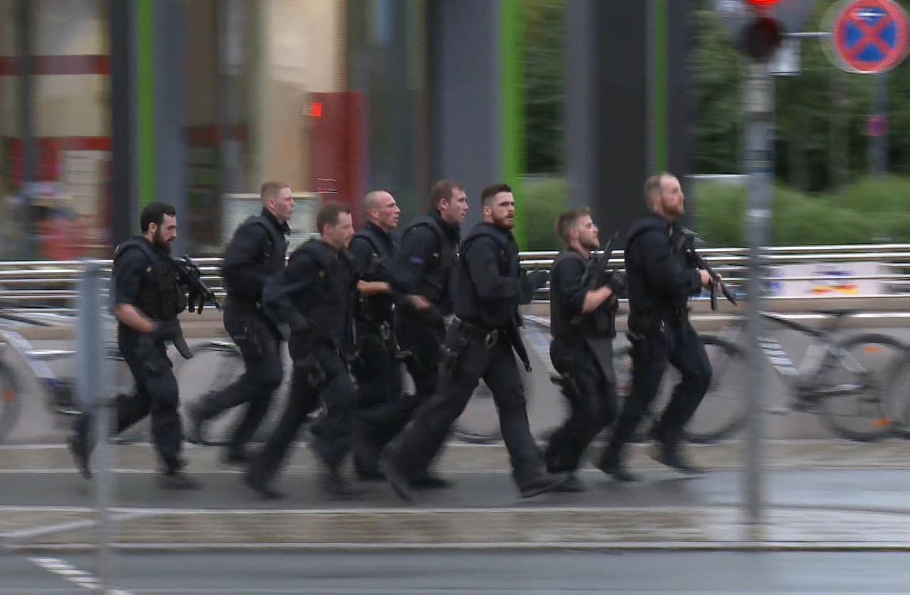 La policía durante la cacería de los tres atacantes en los alrededores del centro comercial Olympia Einkaufszentrum, en Münich, donde ocurrió el tiroteo. (AP)