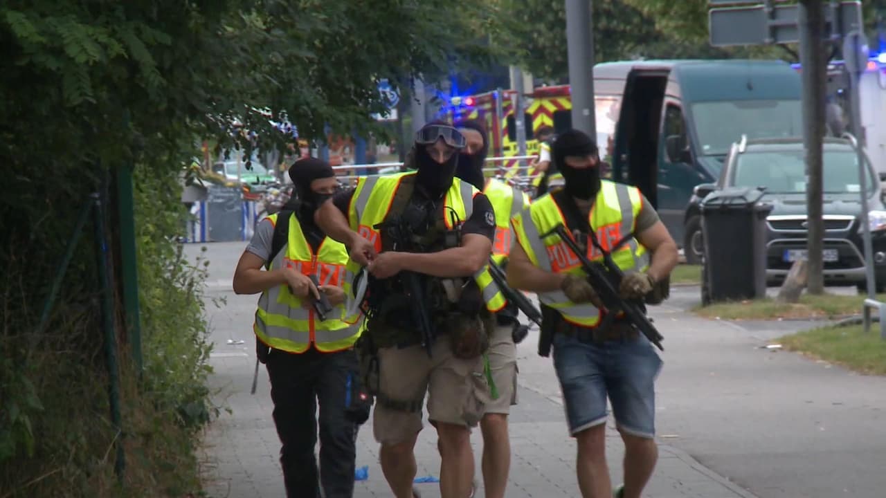 Los primeros reportes sobre el tiroteo llegaron a las 6:00pm (hora local) y comenzó en un Mc Donald's dentro del centro comercial, reportó la policía.