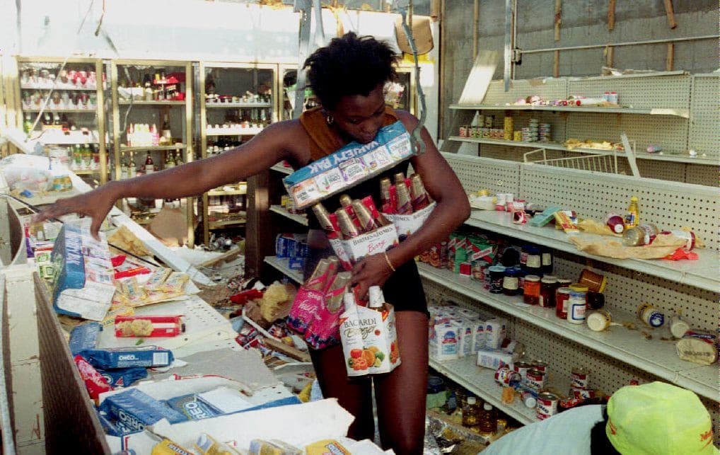 La aseguradora calcula que los daños a propiedades que no han asegurado sus casas sería de 60,000 a 180,000 millones. En la foto, una mujer llevándose todo lo que puede de una tienda luego del huracán.