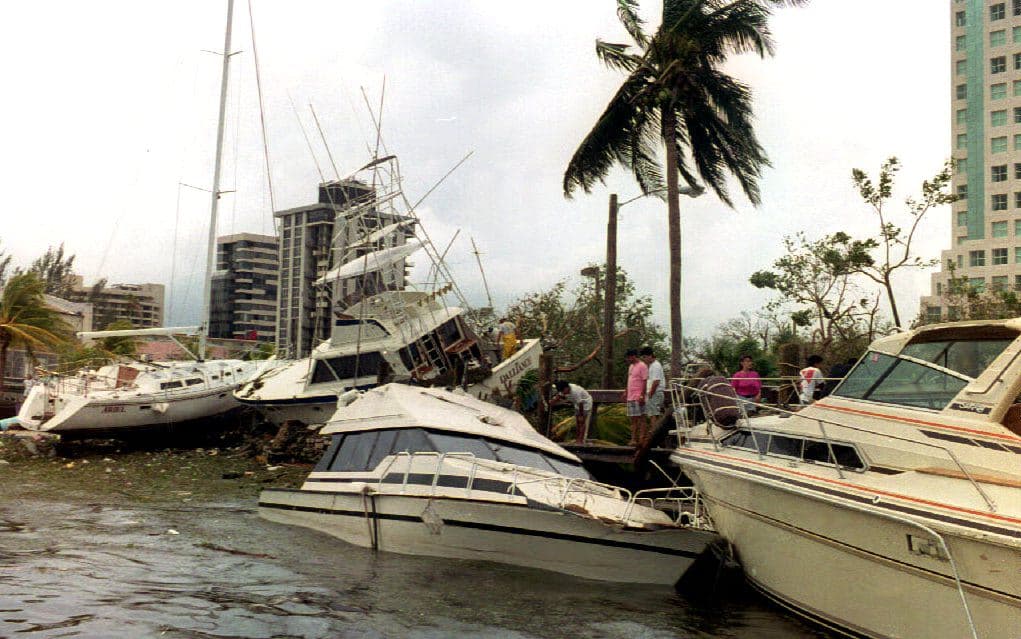La razón fundamental de que persista la vulnerabilidad de la ciudad es el aumento de la población en Miami, que 
<b>ha crecido más del 35%</b> desde 1992, y la consiguiente subida en el valor de las propiedades que concentra la ciudad, señala la firma Swiss Re. En la foto, varias lanchas y botes quedaron destrozados por el paso de los fuertes vientos.