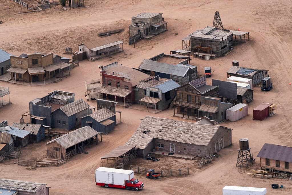El fatal incidente ocurrió 21 de octubre de 2021, en un rancho de las afueras de Santa Fe. Baldwin apuntaba con una pistola a la directora de fotografía Halyna Hutchins cuando se disparó, matándola e hiriendo al director, Joel Souza. 
<br>
<br>Habían estado en el interior de una pequeña iglesia durante los preparativos para el rodaje de una escena de 
<a href="https://www.univision.com/noticias/sucesos/miembro-pelicula-rust-demanda-a-alec-baldwin-accidente-mortal-con-un-arma-durante-el-rodaje">'Rust'</a>. En un video grabado por la policía más tarde ese mismo día, Baldwin hace unas llamadas frenéticas mientras espera reunirse con los oficiales. "No tienes ni idea de lo increíble que es esto y de lo extraño que es", dice por teléfono.