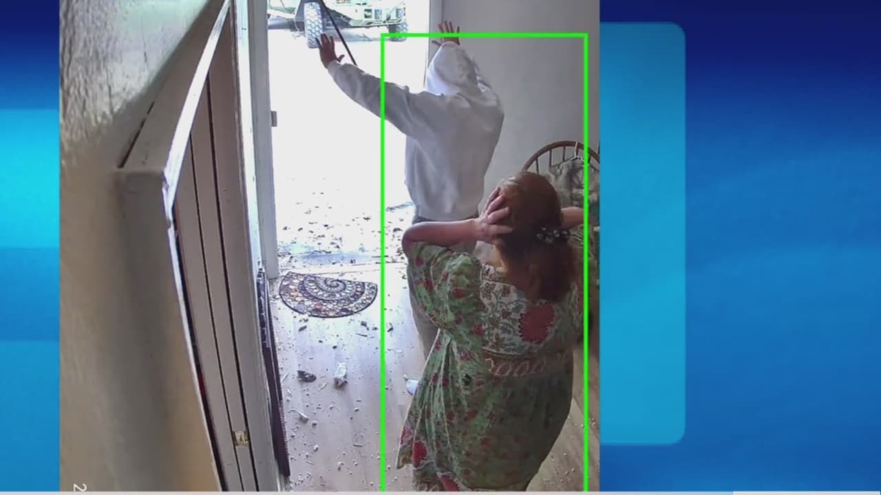 Video muestra cómo agentes especiales entran a una casa, madre denuncia exceso de fuerza