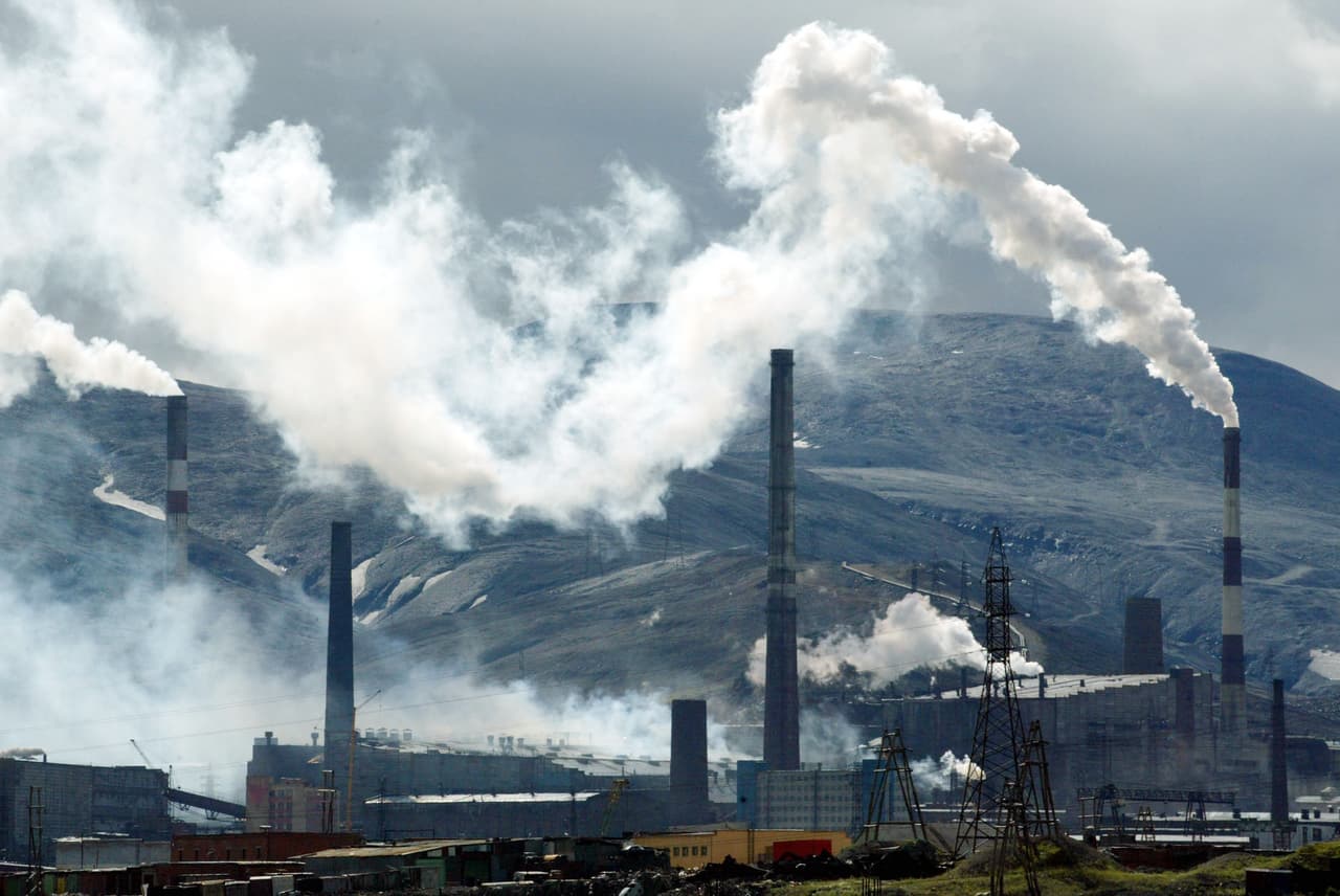 <b>Norilsk, Rusia.</b> En esta ciudad minera a unas 2,000 millas al noreste de Moscú se liberan a la atmósfera cada año más de 500 toneladas de óxidos de cobre y de níquel, y una sola refinería libera aproximadamente 2.8 millones de toneladas métricas de dióxido de azufre por año, seis veces más que las emisiones de toda la industria de metales no ferrosos de EEUU.