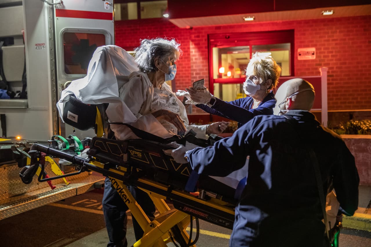 <b>Traslados dramáticos de enfermos graves.</b> Janet Gazo, una mujer de 89 años de Stamford, Connecticut, al momento de ser llevada en ambulancia al hospital al presentar síntomas severos de covid-19. Más tarde los médicos confirmaron que la mujer estaba infectada con el coronavirus. El día que Gazo fue hospitalizada ya habían en Stamford más de 1,000 casos confirmados, la ciudad más afectada de Connecticut. 3 de abril.