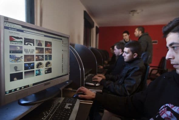 La firma, que inició en 2004 como un sitio para conectar a los estudiantes de Harvard, en tan sólo seis años logró acumular 500 millones de usuarios, siendo el portal en Internet más visitado en los Estados Unidos en 2010; actualmente ronda en los 800 millones de usuarios.