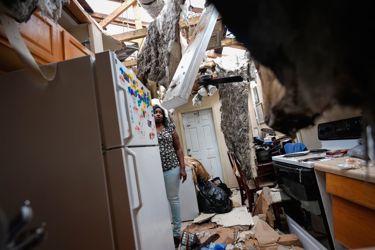 Natasha Ducre en la cocina de su 
<a href="https://www.univision.com/noticias/meteorologia/devastacion-muertes-y-escasez-de-combustible-el-saldo-del-huracan-milton-florida">casa devastada por el huracán Milton, en Palmetto, Florida, </a>el 10 de octubre. Partes del llamado 'panhandle' de Florida, hasta el área de la Bahía de Tampa, se vieron duramente golpeadas este año, con la llegada del huracán Helene y, pocas semanas después, con la del ciclón Milton.