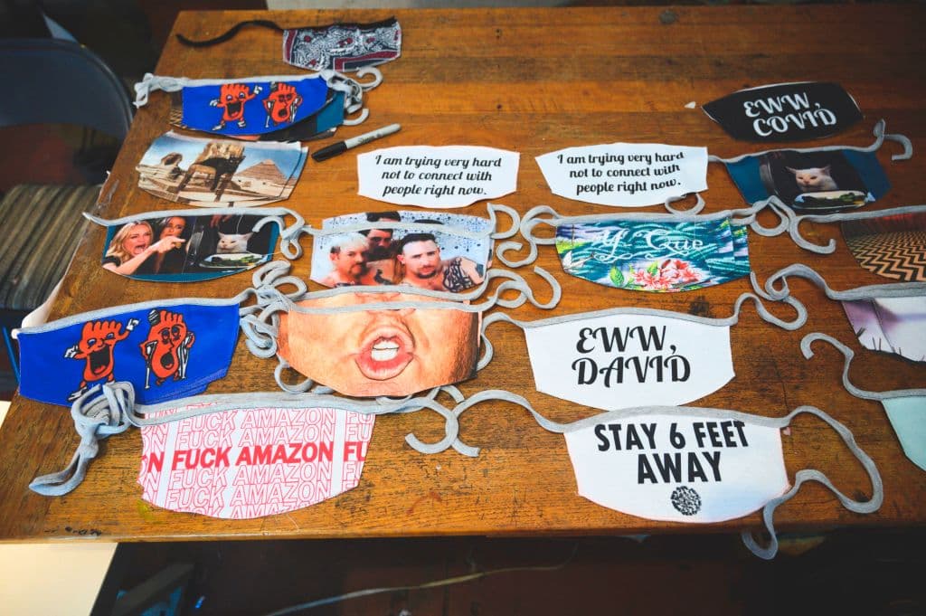 Para el diseñador de las máscaras, pasar la pandemia no tiene por qué ser triste. Los tapabocas incluyen diversos diseños basados en personajes de actualidad y series de televisión de moda, así como memes. Expertos de los Centros para el Control de Enfermedades (CDC) han señalado que el coronavirus tiene también efectos en la salud mental de las personas, por lo que recomiendan alimentarse sanamente, ejercitarse, dormir bien, realizar actividades que le resulten placenteras y hablar con otras personas, entre otras medidas. Si necesita ayuda puede llamar al 1-800-985-5990 o enviar un SMS al TalkWithUs al 66746.
<br>