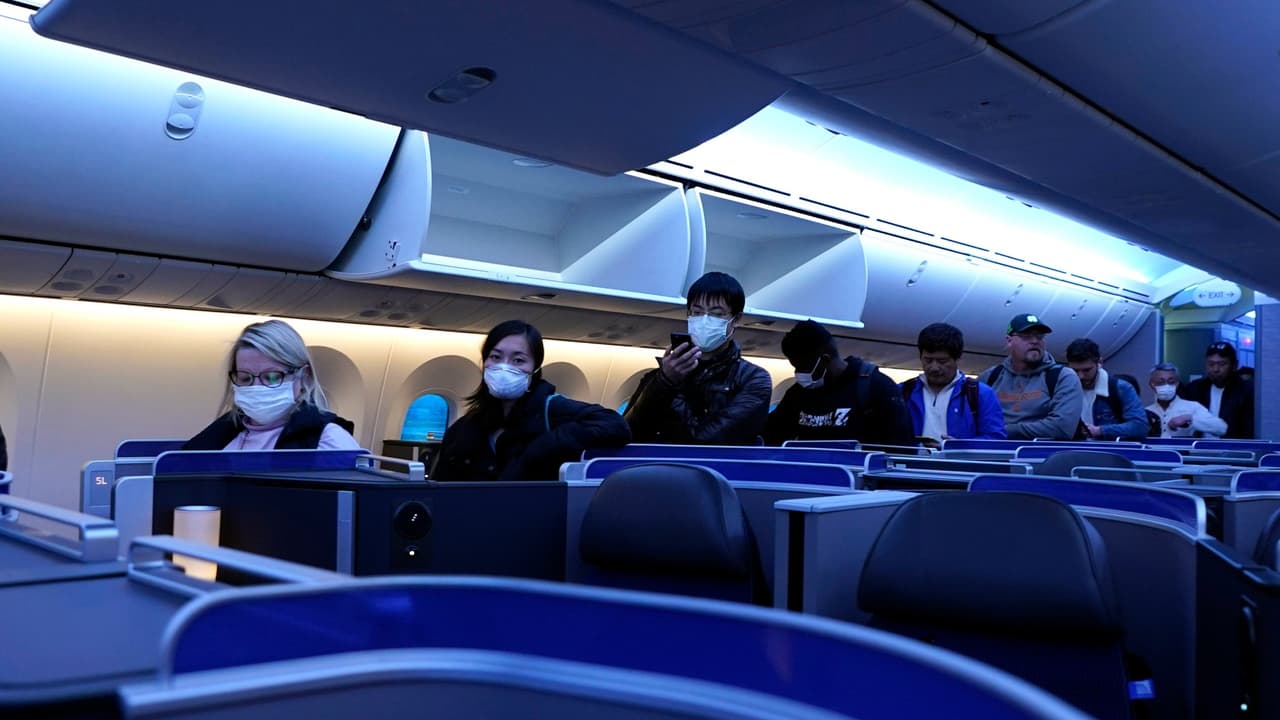 <b>Usa el pase de abordar en tu teléfono</b>
<br>Las aerolíneas con atención al cliente más sofisticado ofrecen boletos electrónicos, dejando atrás la necesidad de tener que imprimir el pase de abordar y cargar con él. Luego del check-in, entonces solicita el pase de abordar y guárdalo en cualquier aplicación de billetera virtual o en una conversación de Whatsapp de confianza para tenerlo disponible inmediatamente.
<br>