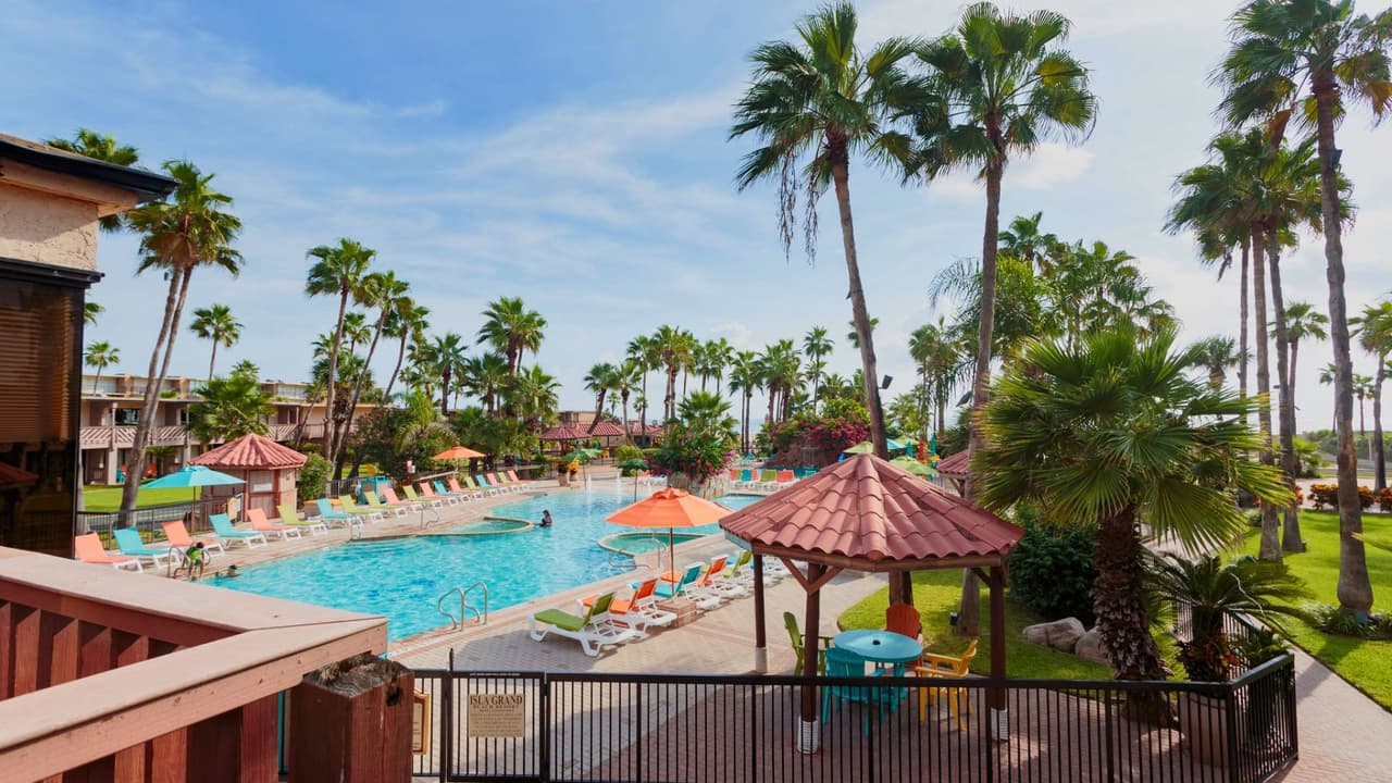<h3 class="cms-H3-H3">Una joya fronteriza con alma bicultural </h3>
<br>
<br>Ubicada
<b> a menos de 20 minutos del cruce fronterizo con Matamoros, Tamaulipas</b>, South Padre Island es, literalmente, 
<b>la playa más al sur de Texas</b>. Y eso se nota. 
<b>Aquí se escucha español en cada rincón, los menús traen opciones de tacos, ceviches y raspados</b>, y el dólar convive con el peso sin problema en muchas tiendas. “Nos venimos desde Monterrey cada verano. Cruzamos por Matamoros y en menos de dos horas ya estamos en la playa”, cuenta una turista en el lugar, según el reporte.