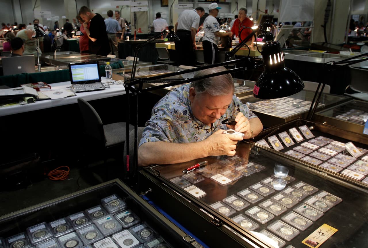 Además de las monedas, la asociación también está lanzando 250 medallones de plata holográficos especiales que pueden canjearse por $250, y cinco medallones de oro que se pueden canjear por $1,000.
