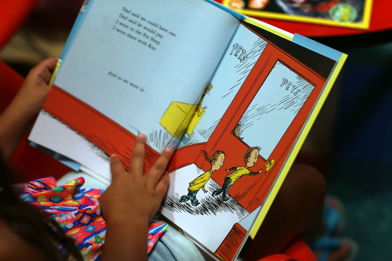Desde que se estableció, el el Día Anual de la Lectura se ha celebrado coincidiendo con el cumpleaños del Dr. Seuss, cerca o el mismo 2 de marzo. 
<br>Este año se celebrará en su 117º cumpleaños. 
<b>Theodor Seuss Geisel</b>, también conocido como Dr. Seuss, ha vendido más de 650 millones de libros infantiles en 17 idiomas y 95 países. Pero en los últimos años el foco de la atención de la fecha se ha desplazado a otros autores, buscando una mayor diversidad y también por investigaciones que señalan 
<b>un trasfondo supuestamente <a href="https://www.univision.com/temas/racismo">racista</a></b> en las obras del famoso autor.