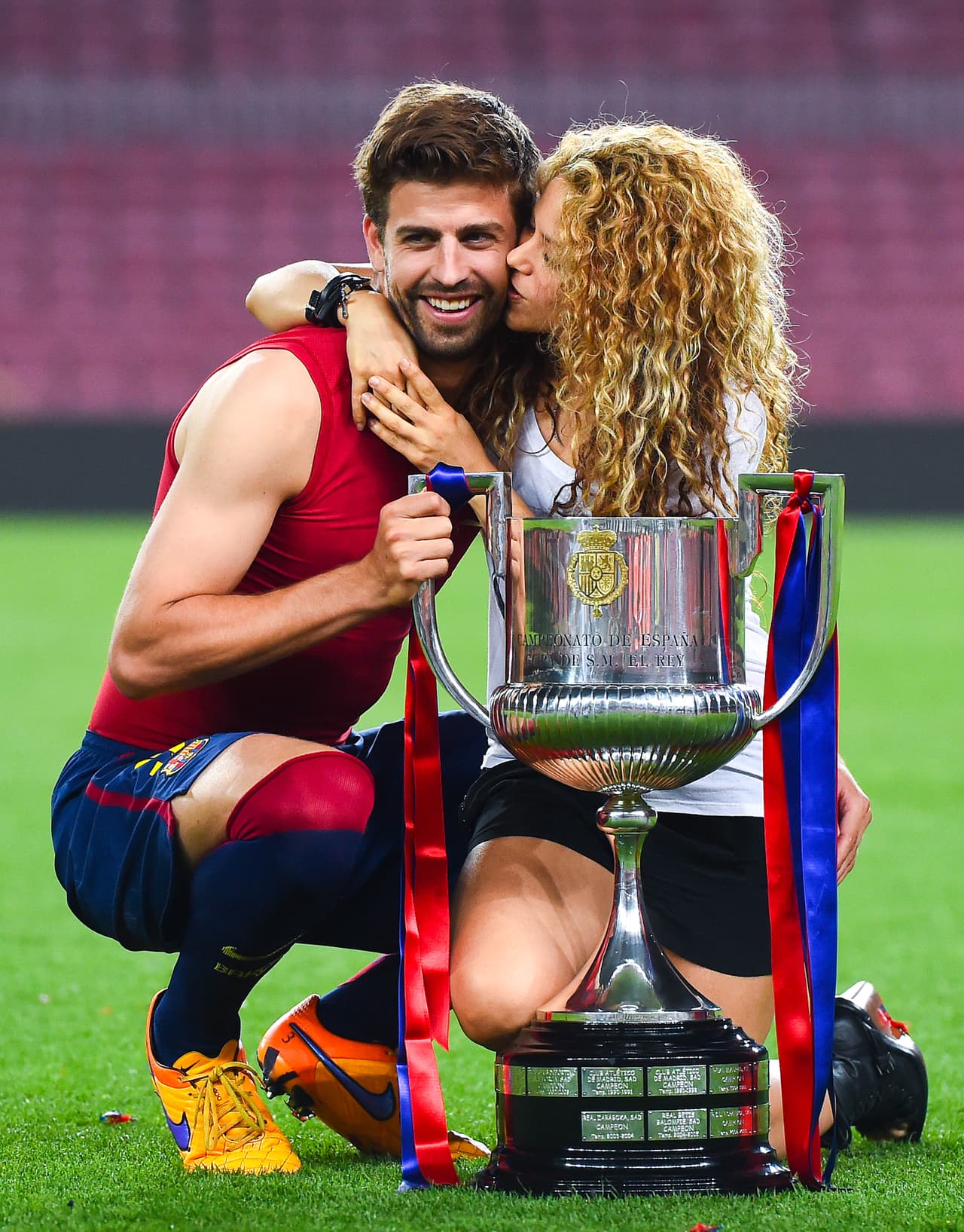 Aunque existe esa diferencia de edad, parece ser una de las parejas más estables y queridas en el mundo del entretenimiento. 
<br>