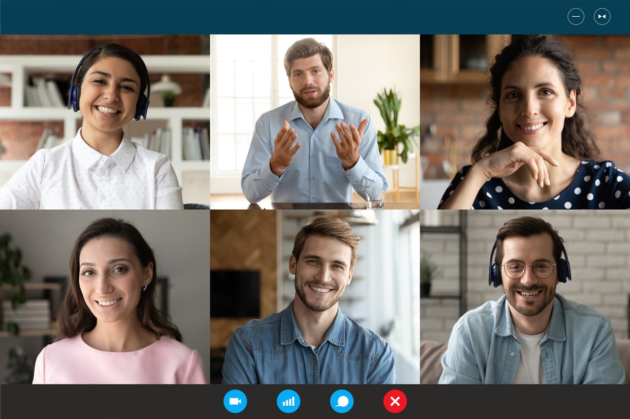 <b>Zoom</b>
<br>
<br>Este servicio de videoconferencias presenta 856 ‘webinars’ (‘seminarios por internet’, en español). 
<br>
<br>“Con el auge del trabajo remoto, por ejemplo, hicimos de nuestros hogares nuestras oficinas y conocimos espacios de reuniones digitales como Zoom como nunca antes”, explica Domo en su investigación.
<br>