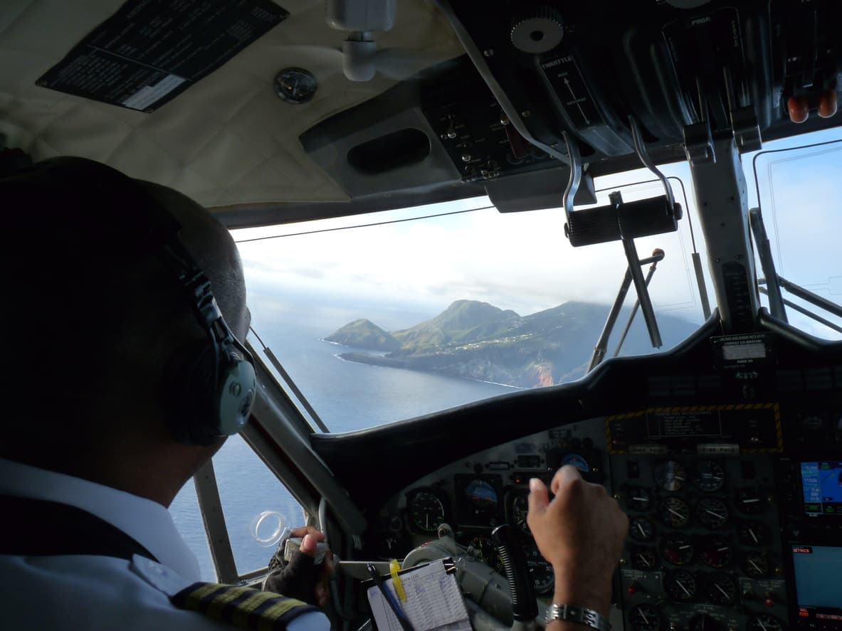 <h3 class="cms-H3-H3">Aeropuerto Juancho E. Yrausquin (SAB), Saba</h3>
<br>
<br>Tiene una de las pistas comerciales más cortas del mundo con solo 400 metros de pista rodeada por las colinas por un lado y el océano por el otro. La isla es un auténtico paraíso para turistas y viajeros, que a menudo arriesgan su vida para llegar hasta aquí. 
<br>
<br>La pista pequeña hace que sea imposible que aterricen vuelos grandes, pero también lo hacen difícil para vuelos pequeños.
<br>