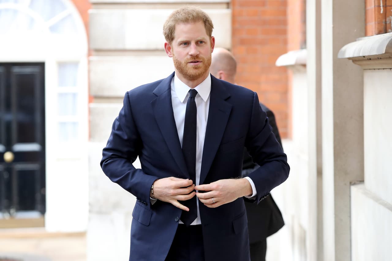 En diciembre de 2018 se dio a conocer un 
<b><a href="https://www.bbc.com/news/uk-46460442" target="_blank">reportaje de la BBC</a></b> en el cual trascendió una imagen que muestra cómo alguien le 
<b>apunta con un arma de fuego al príncipe Harry</b>, quien aparece sonriente delante de un fondo rojo.
