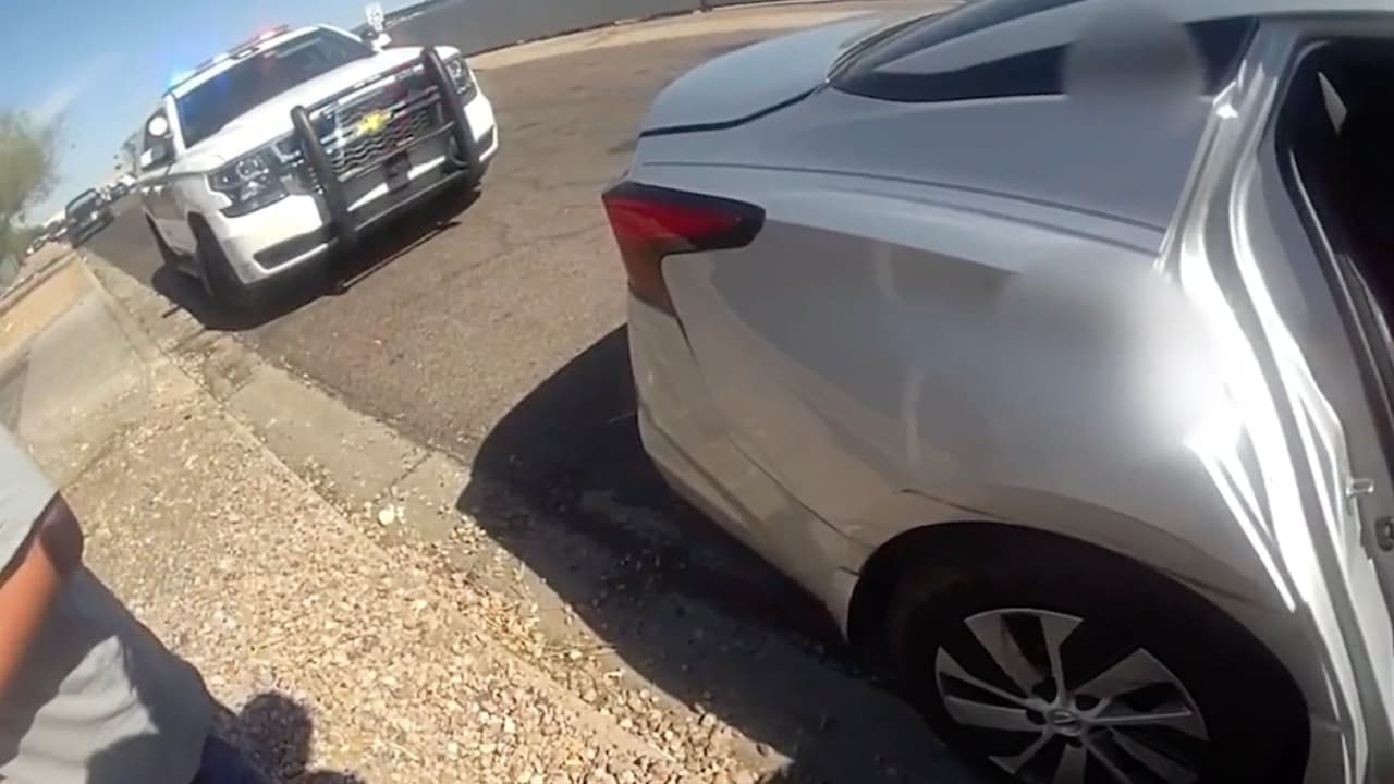 Rescatan a cuatro menores encerrados dentro de un auto bajo calor extremo: su padre enfrenta cargos