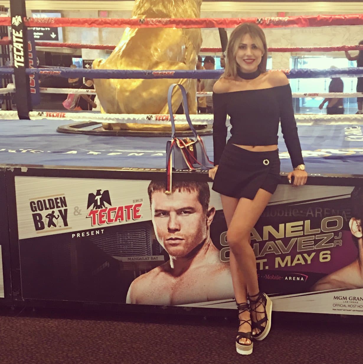 La actual pareja del boxeador lo apoya en todo momento, más en sus días de concentración, cuando su única forma para comunicarse es a través de sus redes sociales.