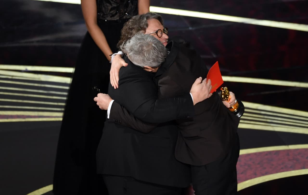 <b>7. El momento de los "alegres compadres":</b> Cuando Guillermo del Toro entregó emocionado el premio a Alfonso Cuarón como mejor director.