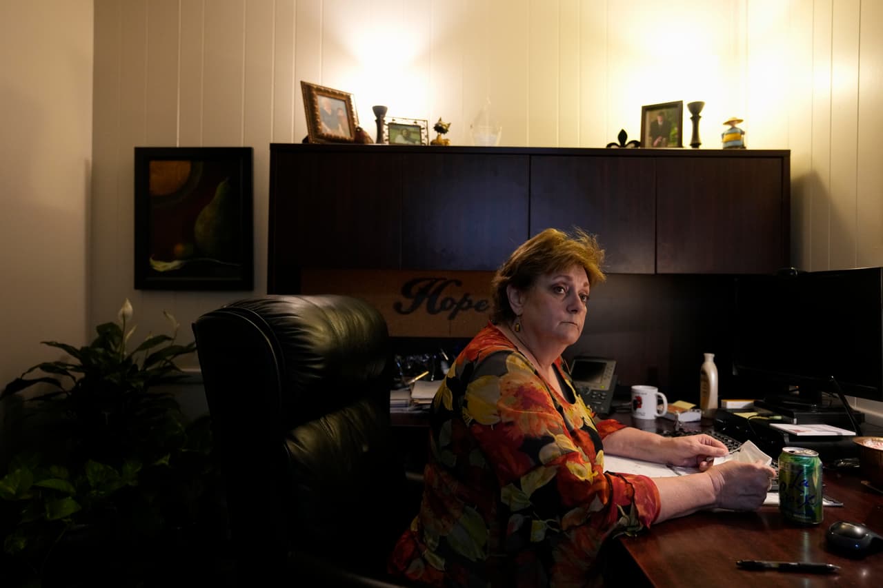 Kathaleen Pittman, quien comenzó a trabajar en una clínica de abortos hace 30 años, en su oficina durante una entrevista con periodistas de Associated Press en Shreveport, Louisiana. "Recientemente hablé con una madre en Texas que intentaba 
<b>que se le practicara un aborto a su hija de 13 años, quien había sido agredida sexualmente</b>. Es una niña", dijo Pittman. "No debería tener que estar en la carretera durante horas para llegar aquí. Es absolutamente desgarrador".